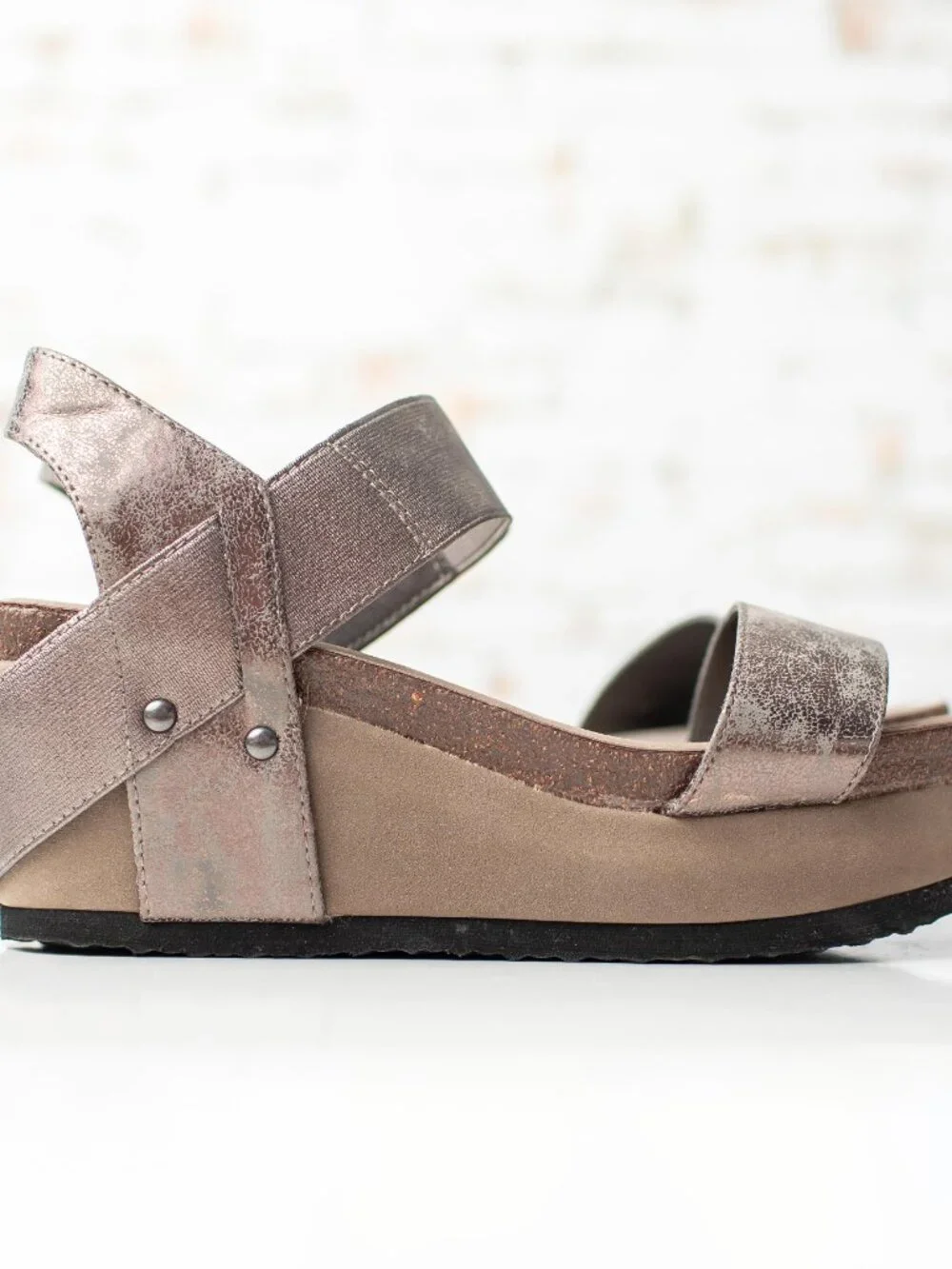 Crown Vintage Women's 8.5 Metallic Taupe Platform Wedge Foam Sandals Comfort